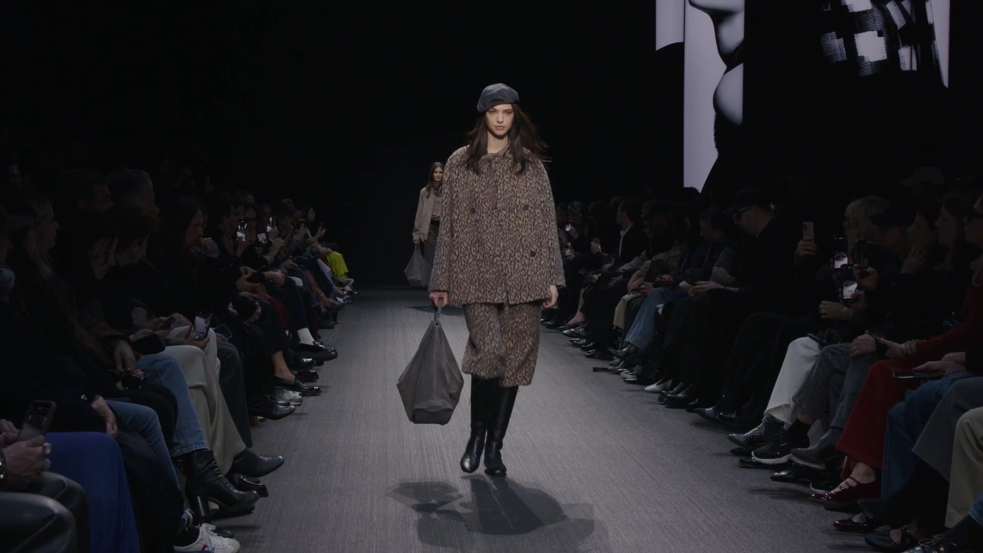 ARMANI COLLEZIONI ベロア フラワー シルク混 ノースリーブ ARMANI COLLEZIONI ベロア フラワー シルク混 ノースリーブ トップス