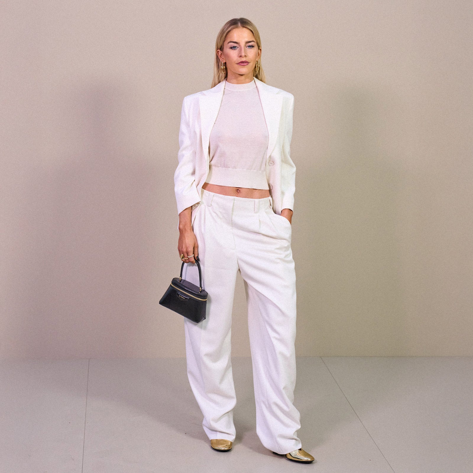 01_23_celeb_outfit_img3_1600x1600