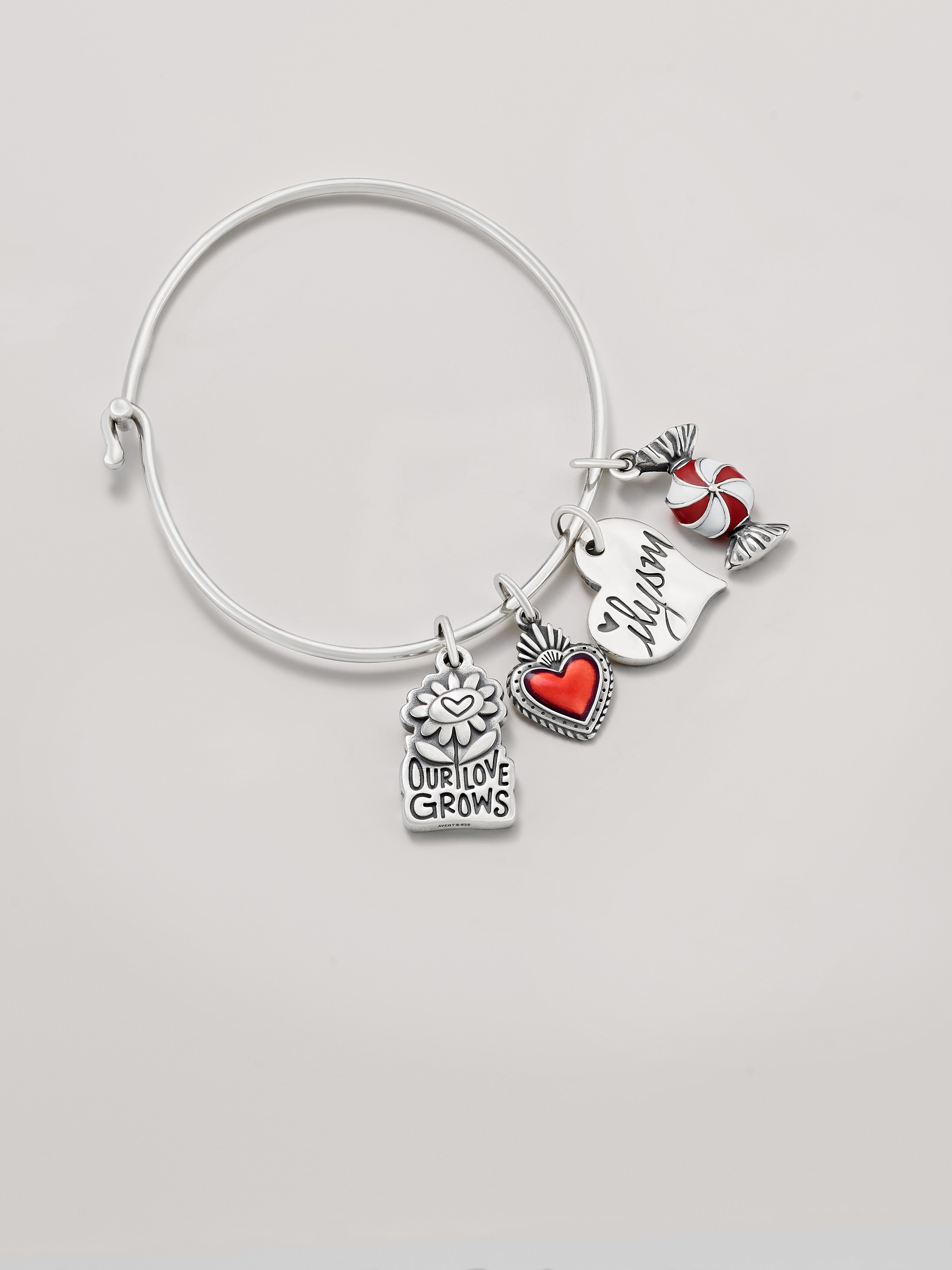 26_HOL_ADO_587_NewDesigns_02