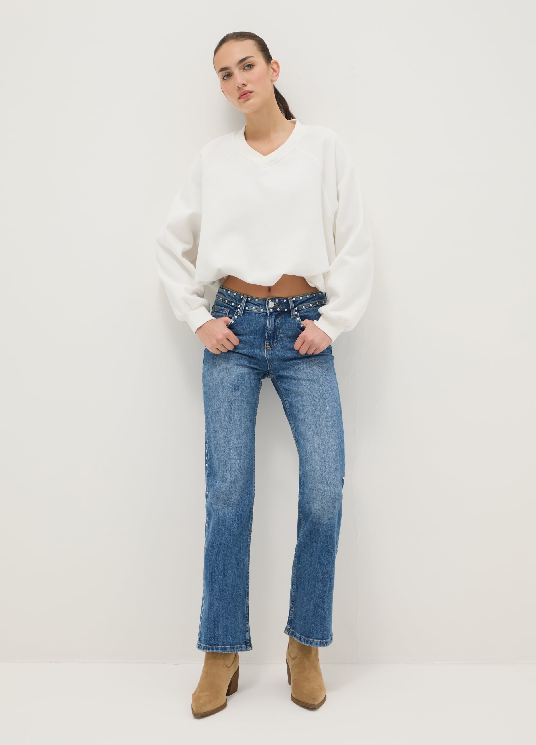 Jeans In Denim Blu Vestibilità Bootcut Con Borchie