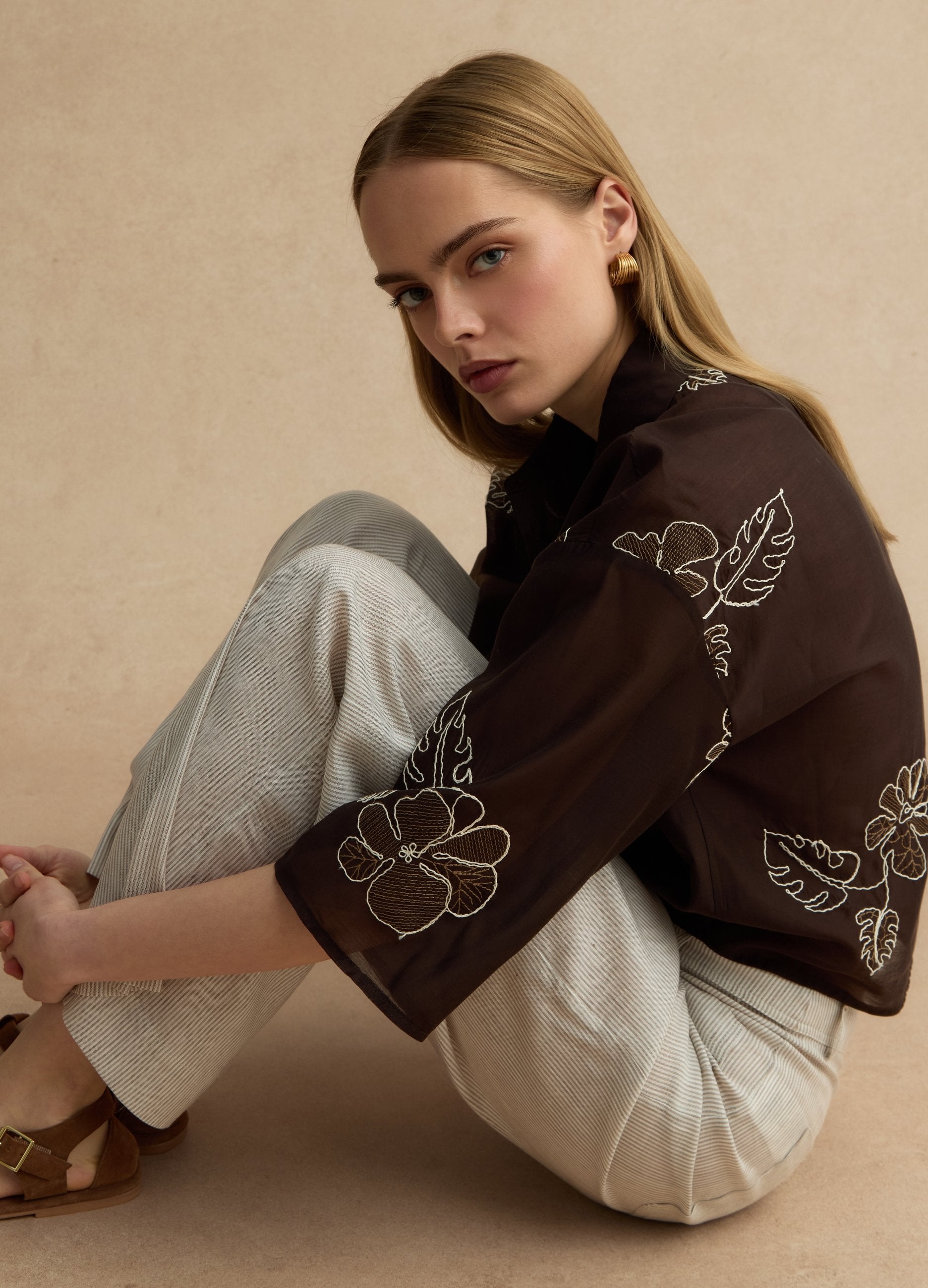 Camicia In Misto Lyocell Marrone Regular Fit Con Ricami Floreali