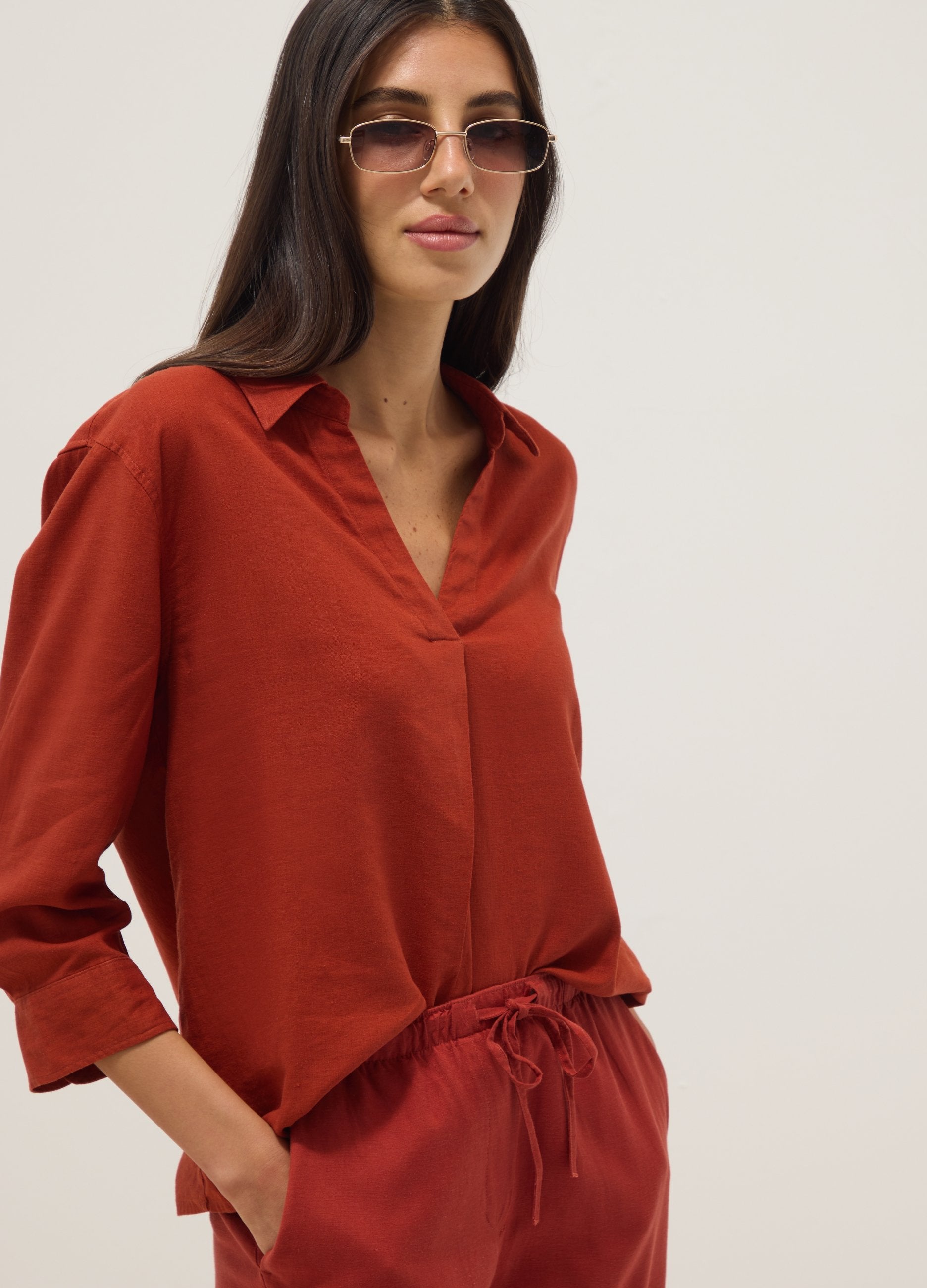 Camicia In Misto Lino E Viscosa Rossa Regular Fit Con Collo A V