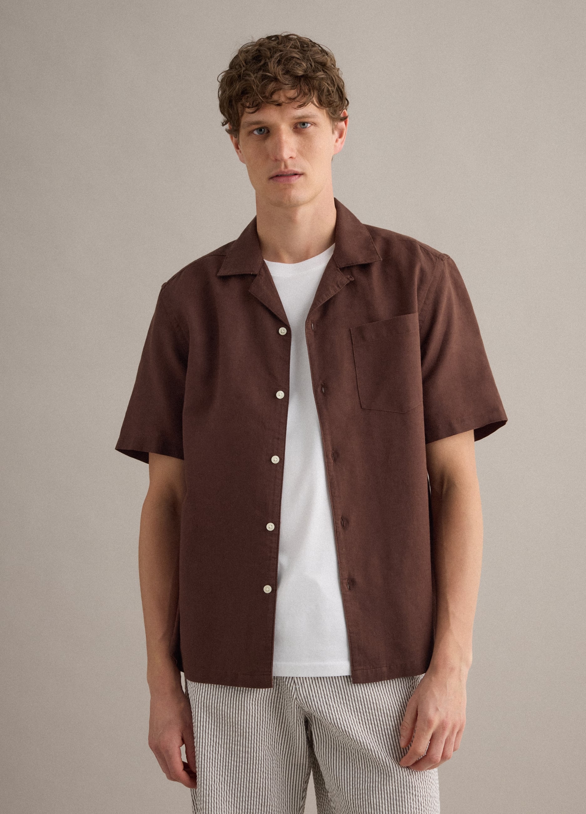 Camicia Marrone In Misto Lino E Cotone Con Collo Bowling