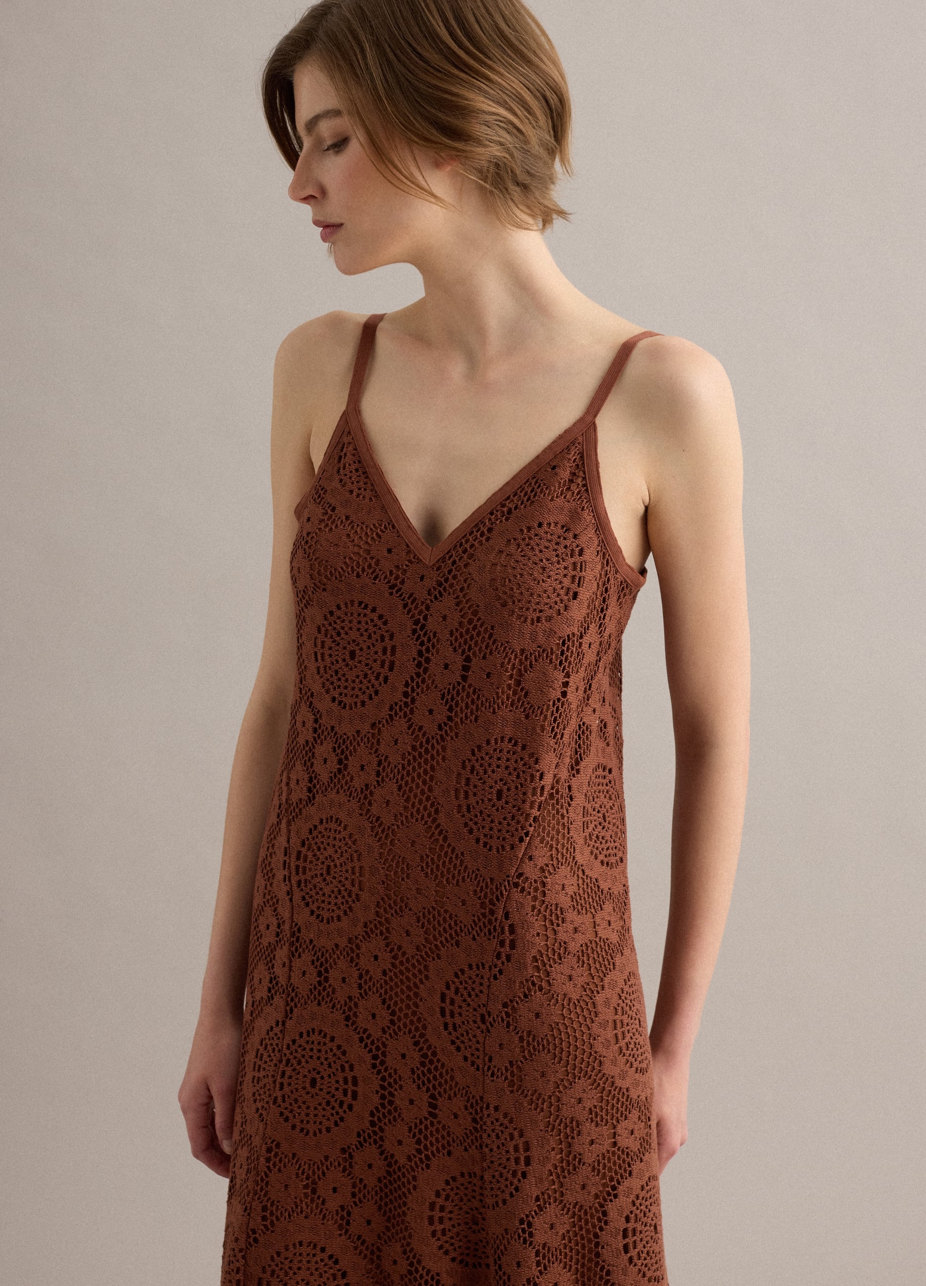 Abito Marrone Lungo In Crochet Con Scollo A V Regular Fit