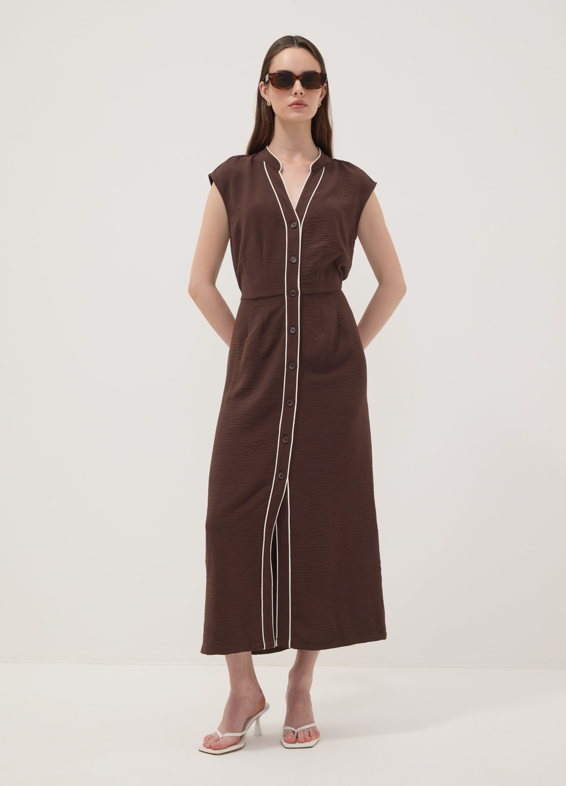 Abito Marrone Lungo Con Scollo A V E Bottoni Regular Fit