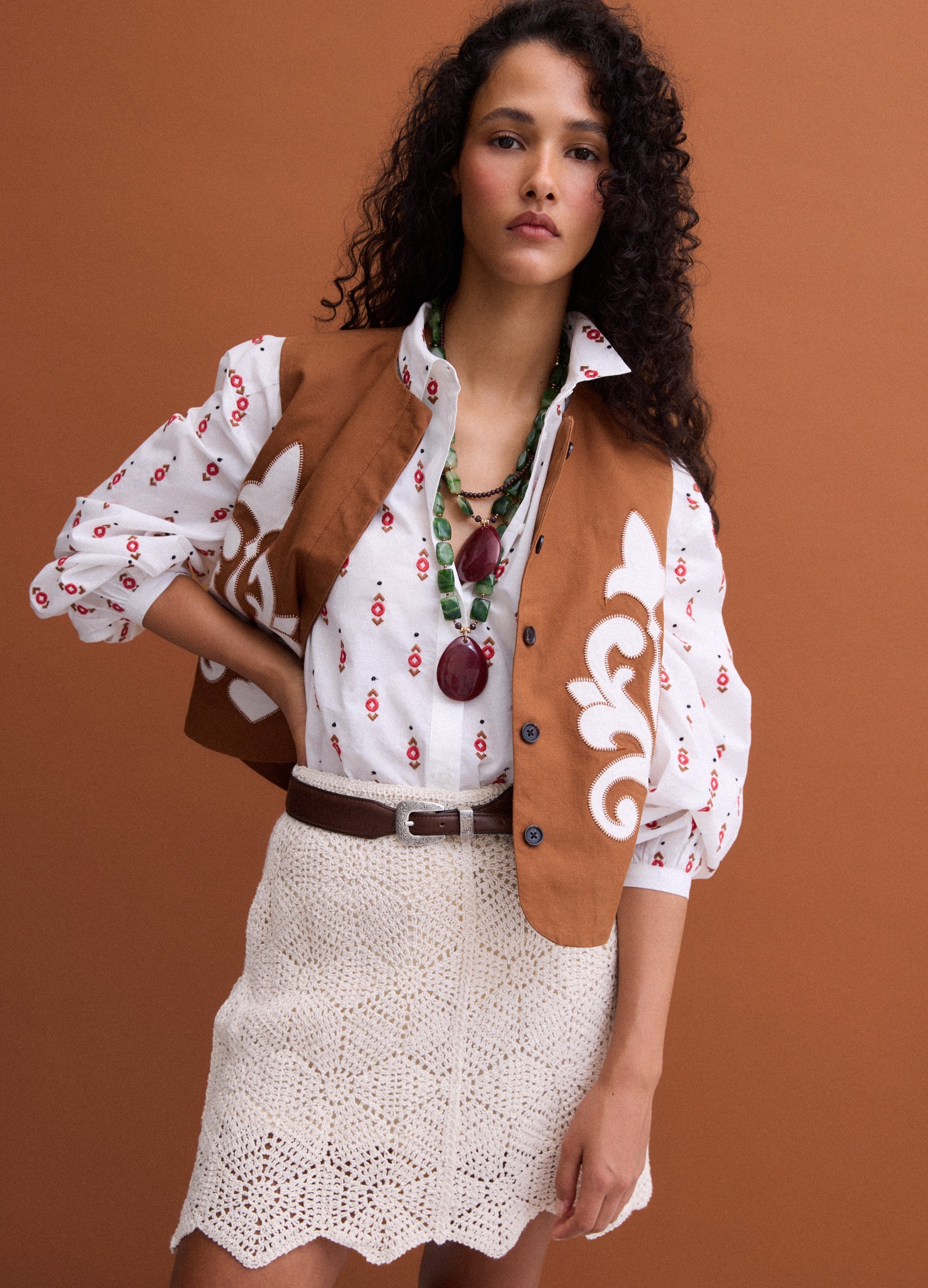 Gilet Marrone In Misto Lino E Lyocell Con Ricami Applicati