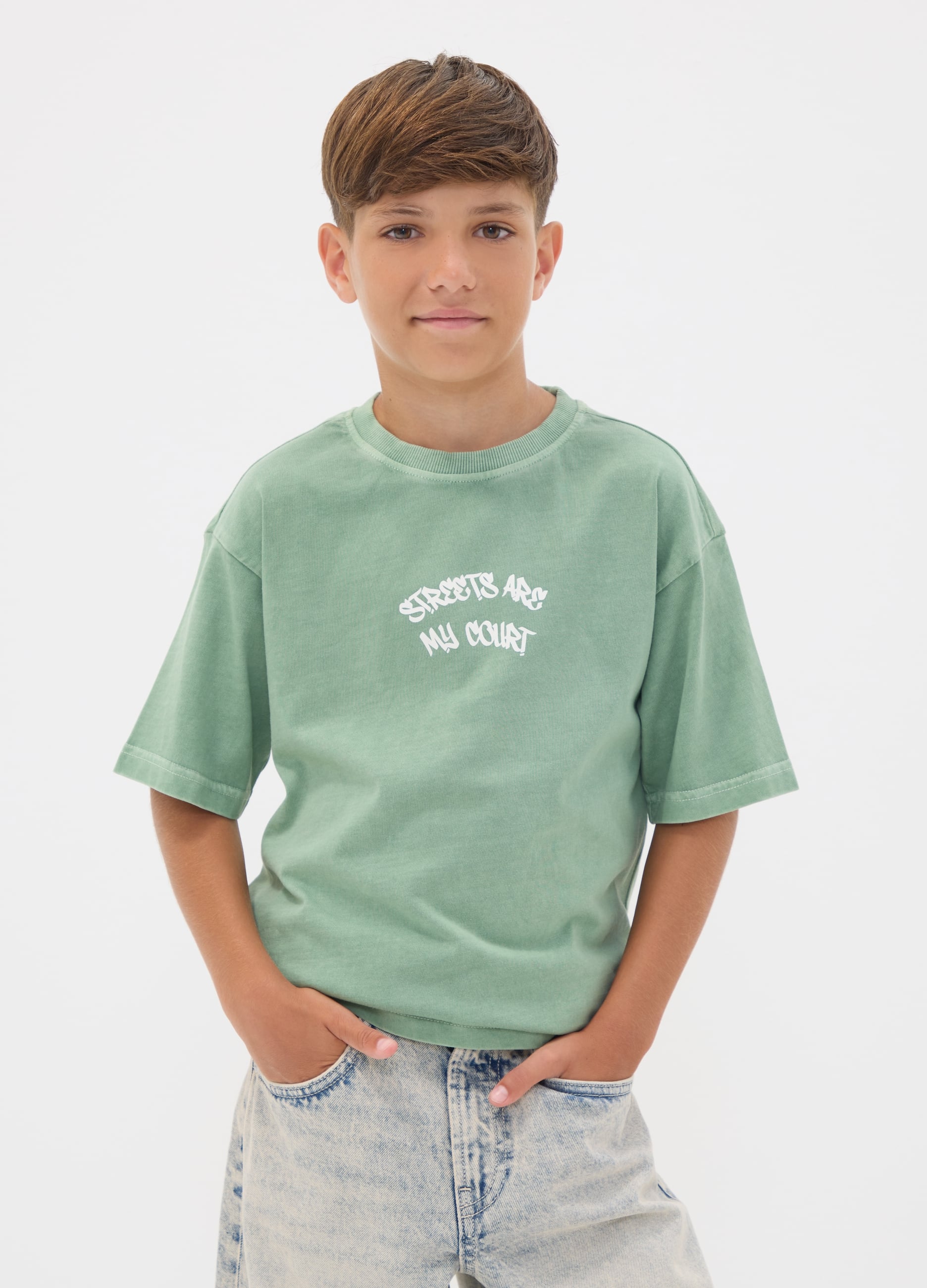 T-shirt Over Verde In Puro Cotone Con Scritta "streets Are My Court" Per Ragazzo