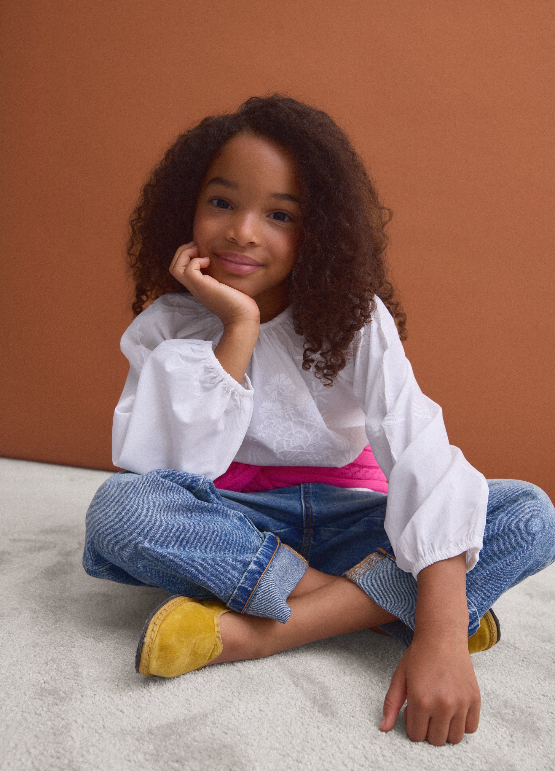 Blusa Bianca In Puro Cotone Con Ricami E Scollo Arricciato Per Bambina