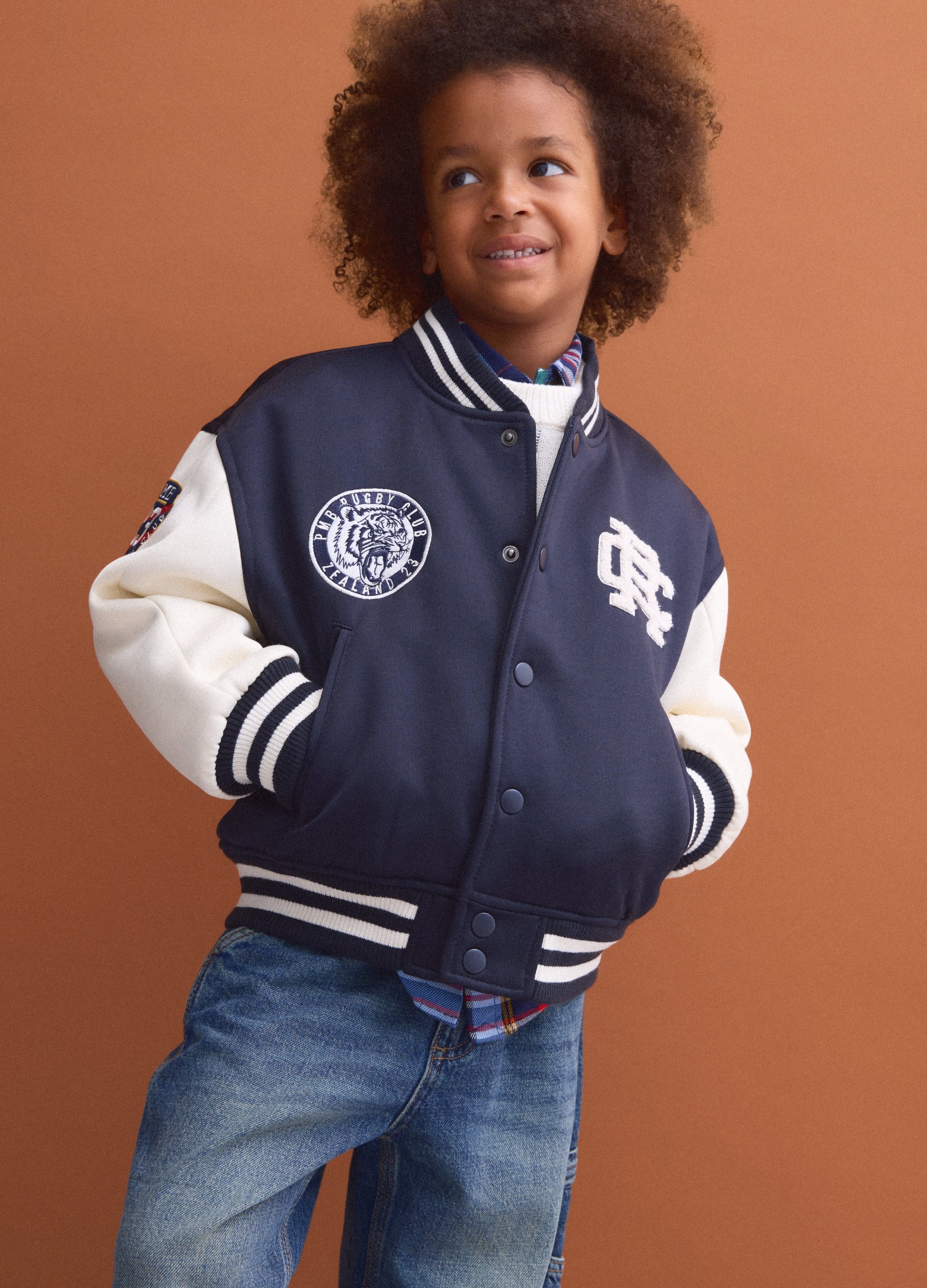 Giacca College Blu Con Maniche Beige E Stampa Per Bambino