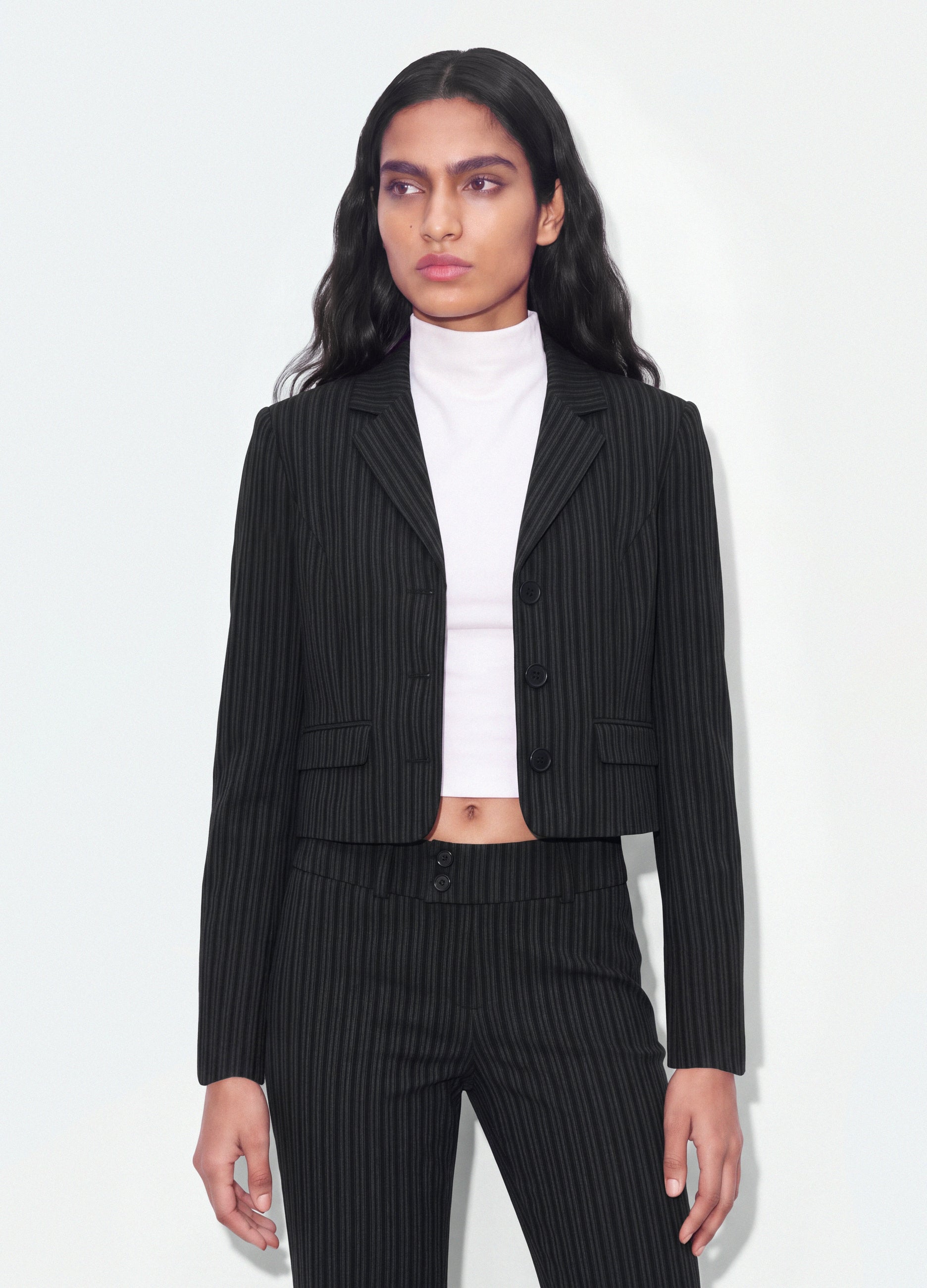 Blazer Nero Cropped In Viscosa Elasticizzata Con Rever Classici Slim Fit