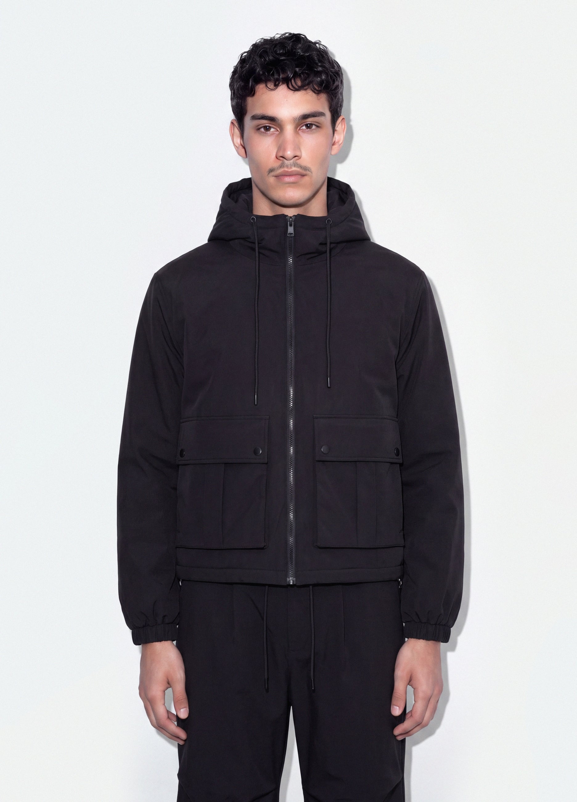 Giaccone Nero Imbottito Con Cappuccio E Zip Over Fit