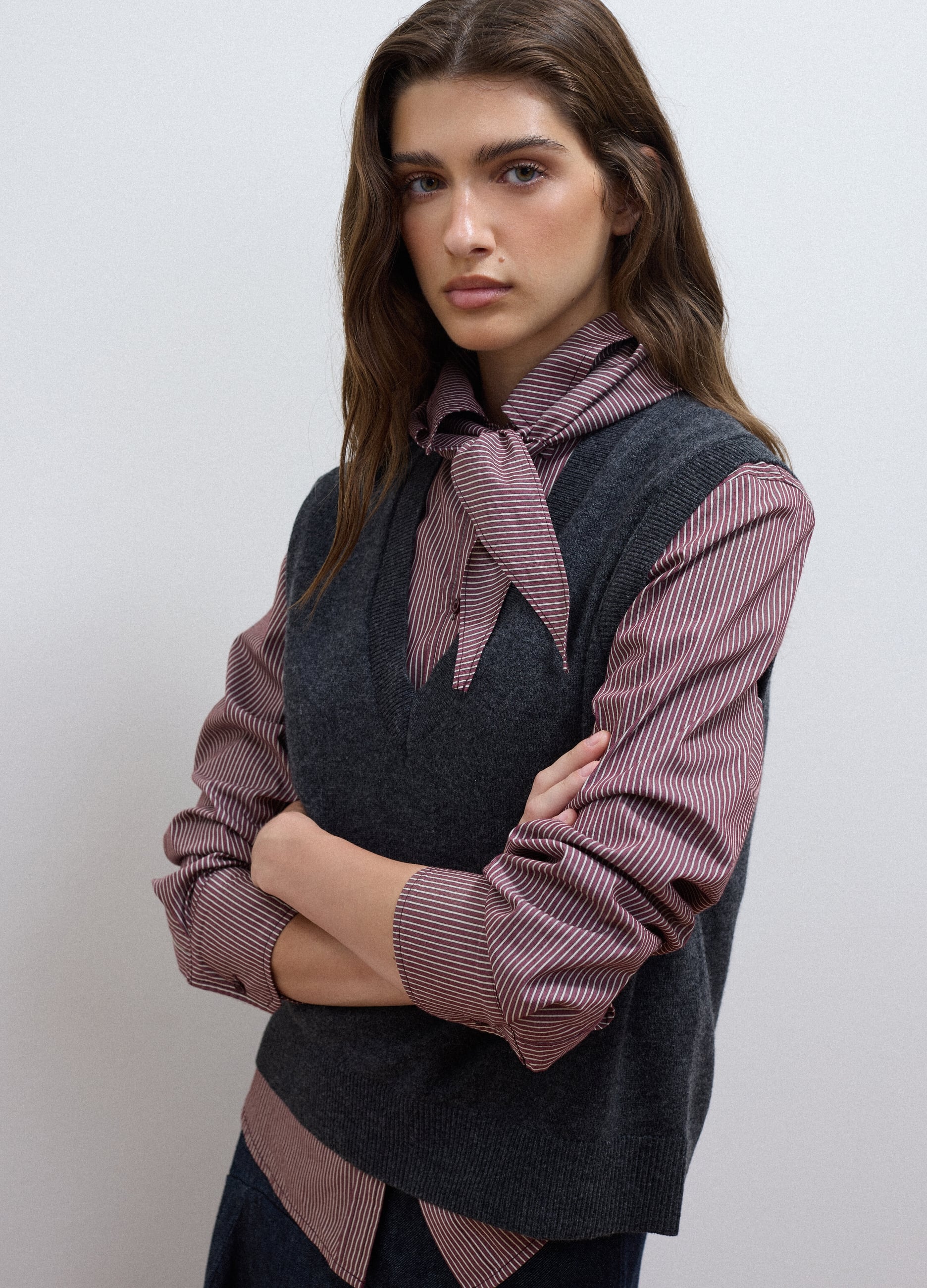 Gilet Grigio In Pura Lana Con Scollo Profondo A V
