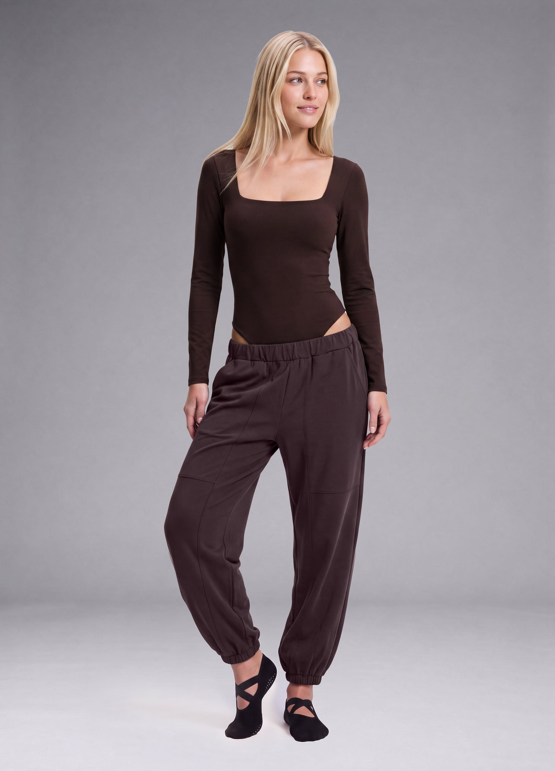Body Marrone In Tessuto Elasticizzato Con Scollo Madonna