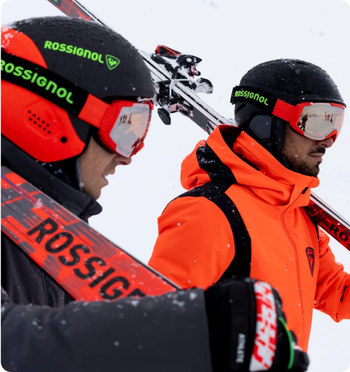 Deux skieurs équipées de casques et de masques de ski Rossignol
