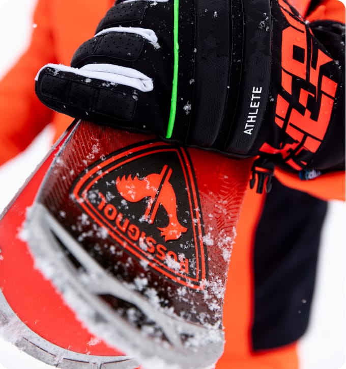 Gros plan sur une paire de skis Hero Elite ST Ti recouverts de neige