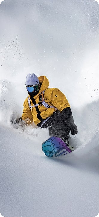 ein Snowboarder im Pulverschnee