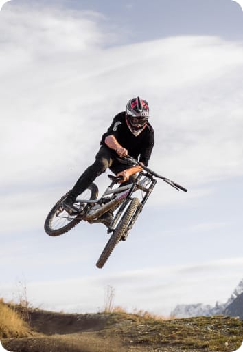 Ein Athlet beim Sprung mit seinem Rossignol-Fahrrad