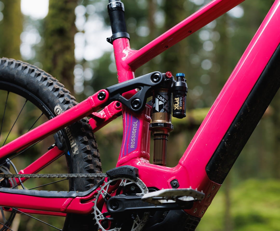 Zoom on the fuchsia pink frame of the Rossignol After Hours bike