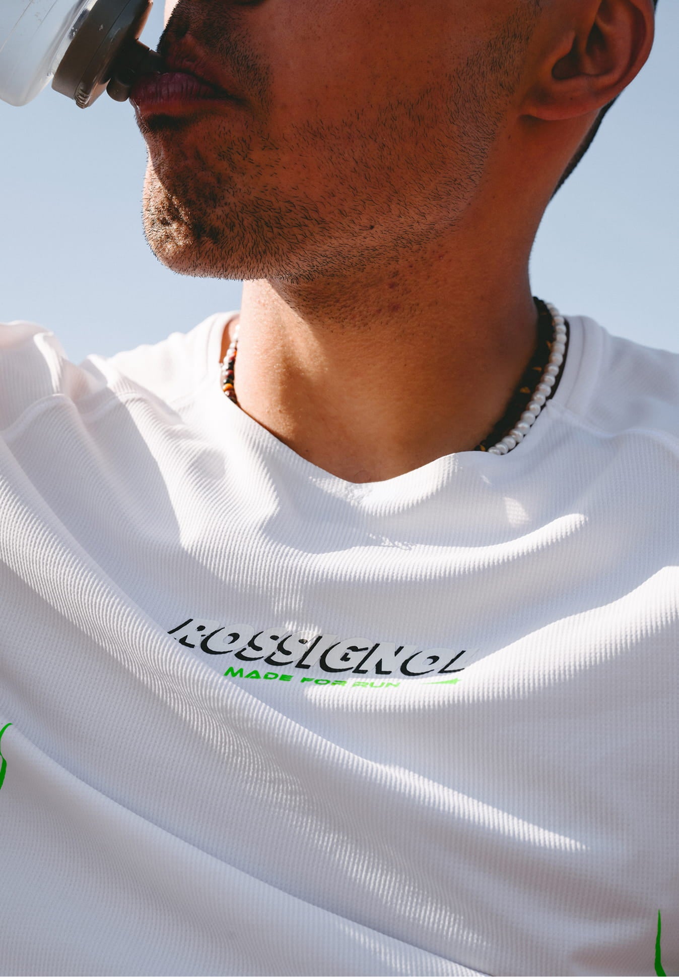 Focus sur les détails du SAPA ULTRA TEE de Rossignol porté par un homme en train de boire