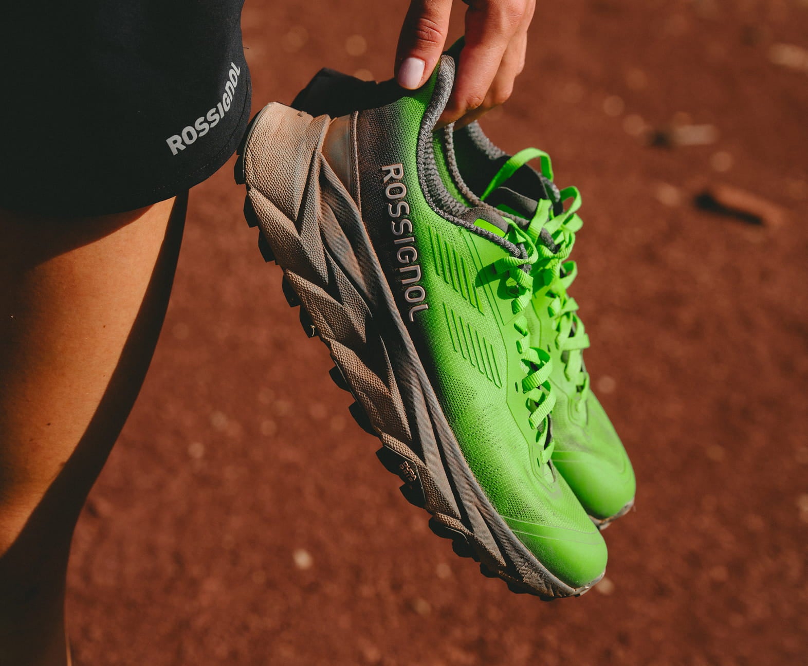 Gros plan sur les chaussures VERCORS de Rossignol tenues à la main par une athlète