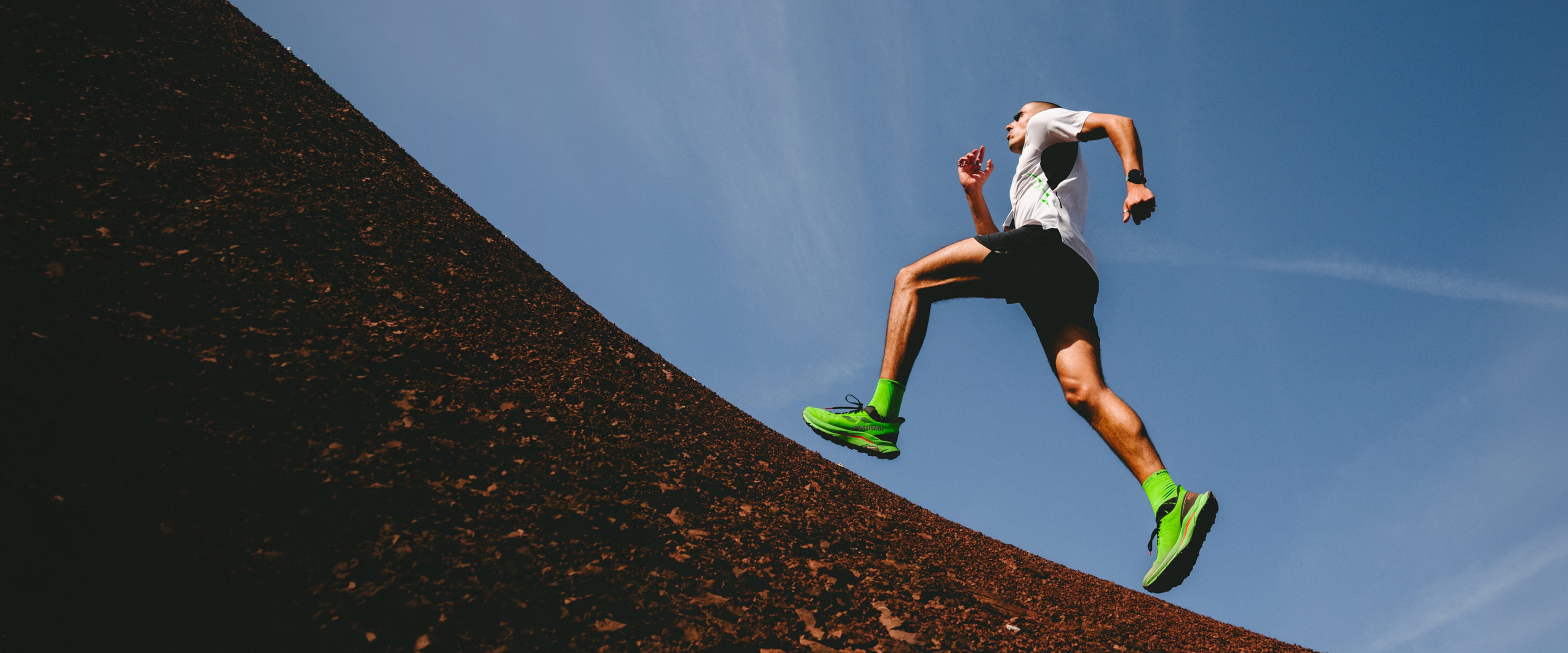 Un coureur vu de dos portant une tenue de trail running Rossignol de la capsule Super Project.