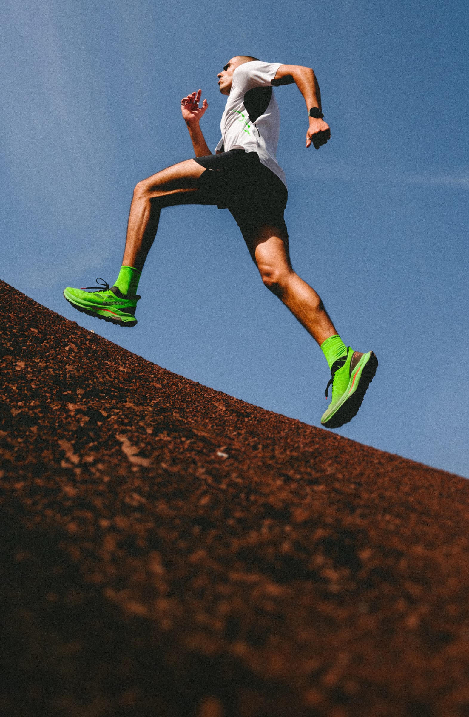 Un coureur vu de dos portant une tenue de trail running Rossignol de la capsule Super Project.