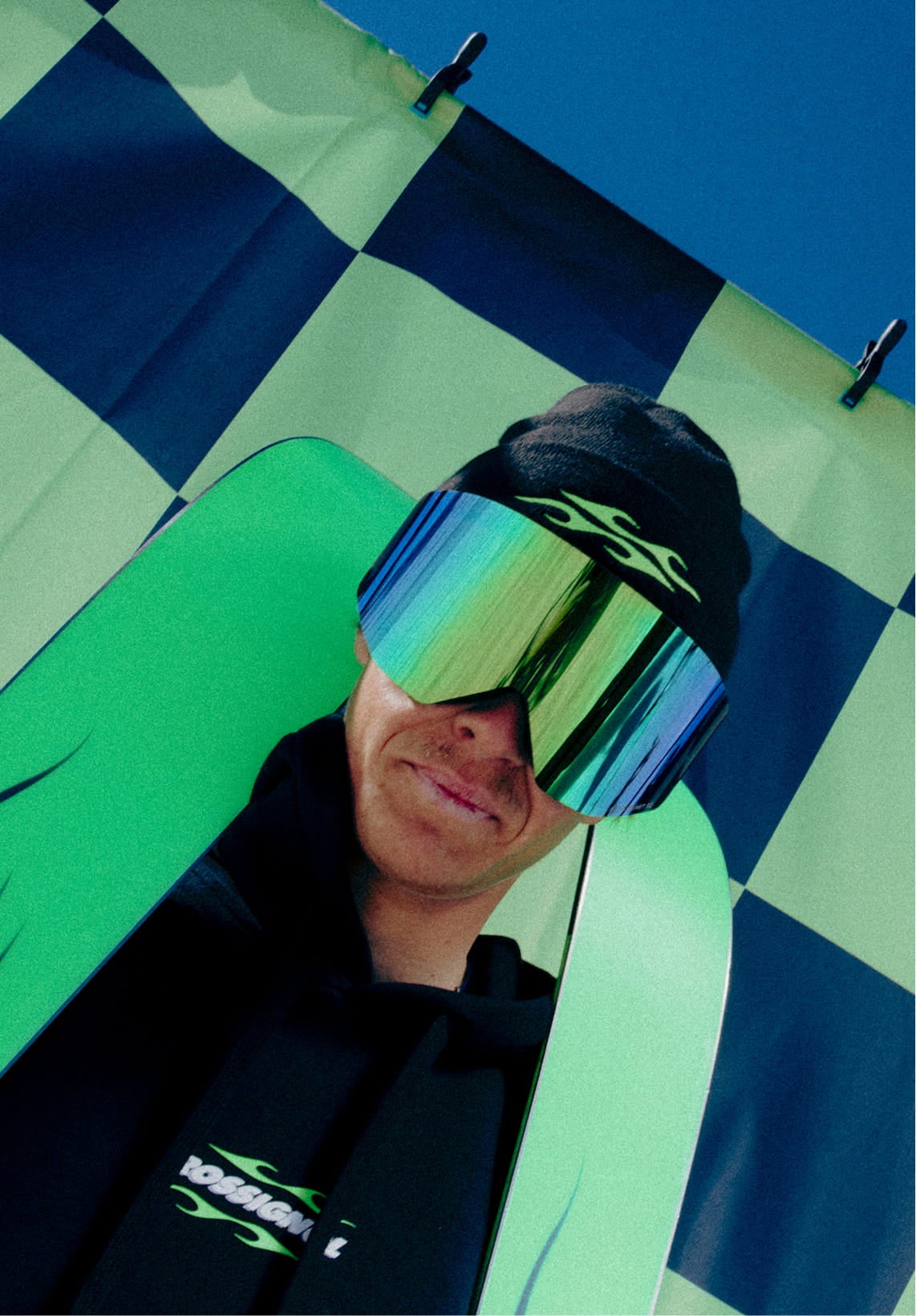 Athlète portant le masque de ski OTAVA GREEN de Rossignol en contre-plongée