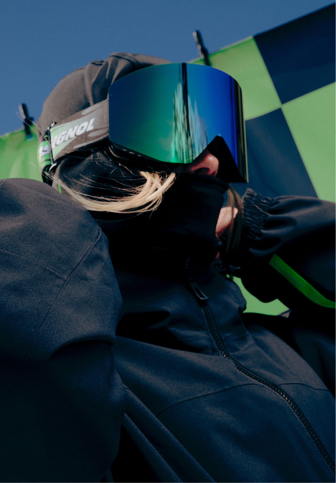 Athlète portant le masque de ski OTAVA GREEN de Rossignol regardant au loin