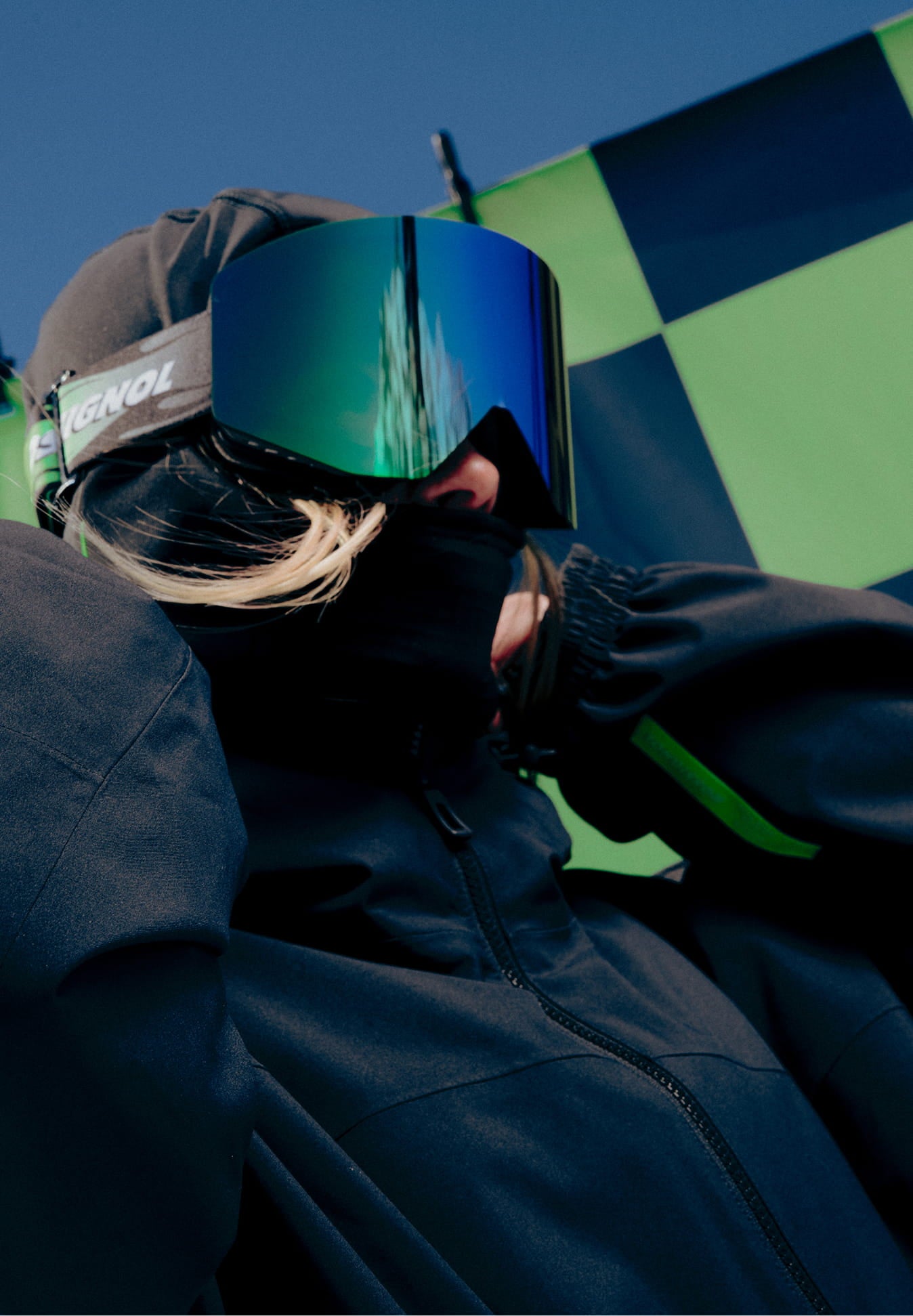 Athlète portant le masque de ski OTAVA GREEN de Rossignol regardant au loin