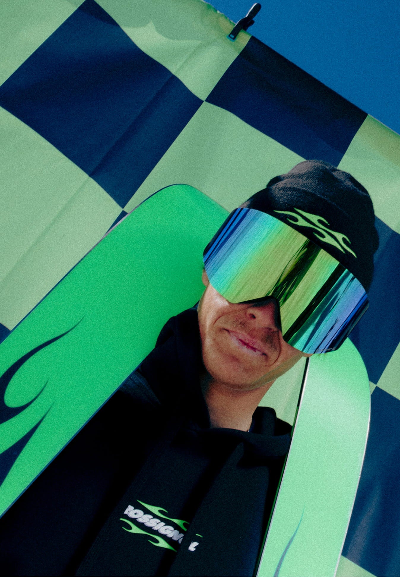 Athlète portant le masque de ski OTAVA GREEN de Rossignol en contre-plongée