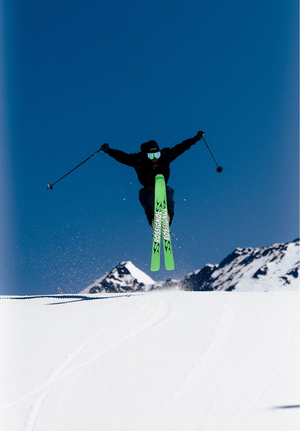 Athlète en plein saut avec les skis SUPER BLACKOPS de Rossignol, montrant leur semelle