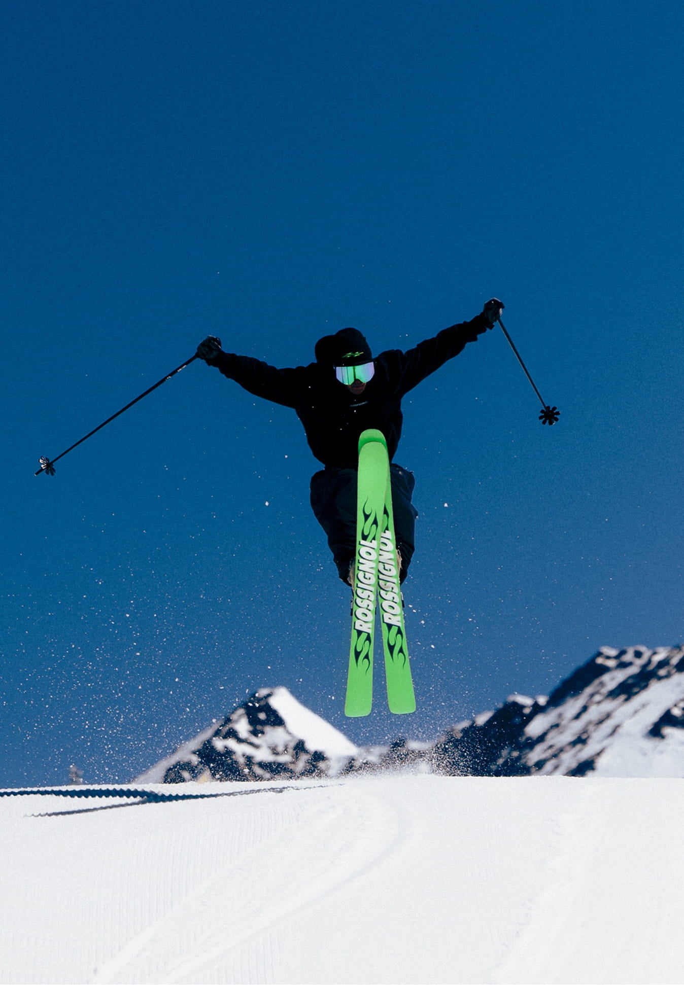 Athlète en plein saut avec les skis SUPER BLACKOPS de Rossignol, montrant leur semelle