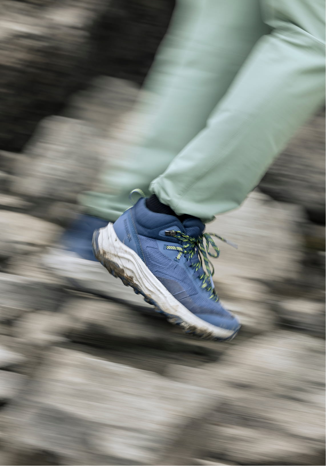  Hiker wearing the Rossignol ALTIRIDGE MID WP navy hiking boots on a mountain trail