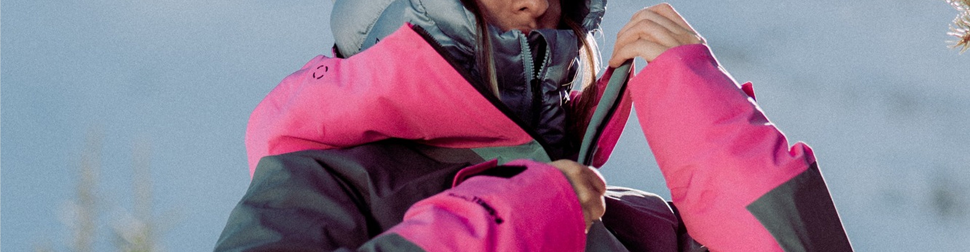 Nahaufnahme einer Person, die den Frontreißverschluss einer Rossignol Skijacke schließt und dabei technische Bergbekleidung sowie Wetterschutz in den Fokus rückt.