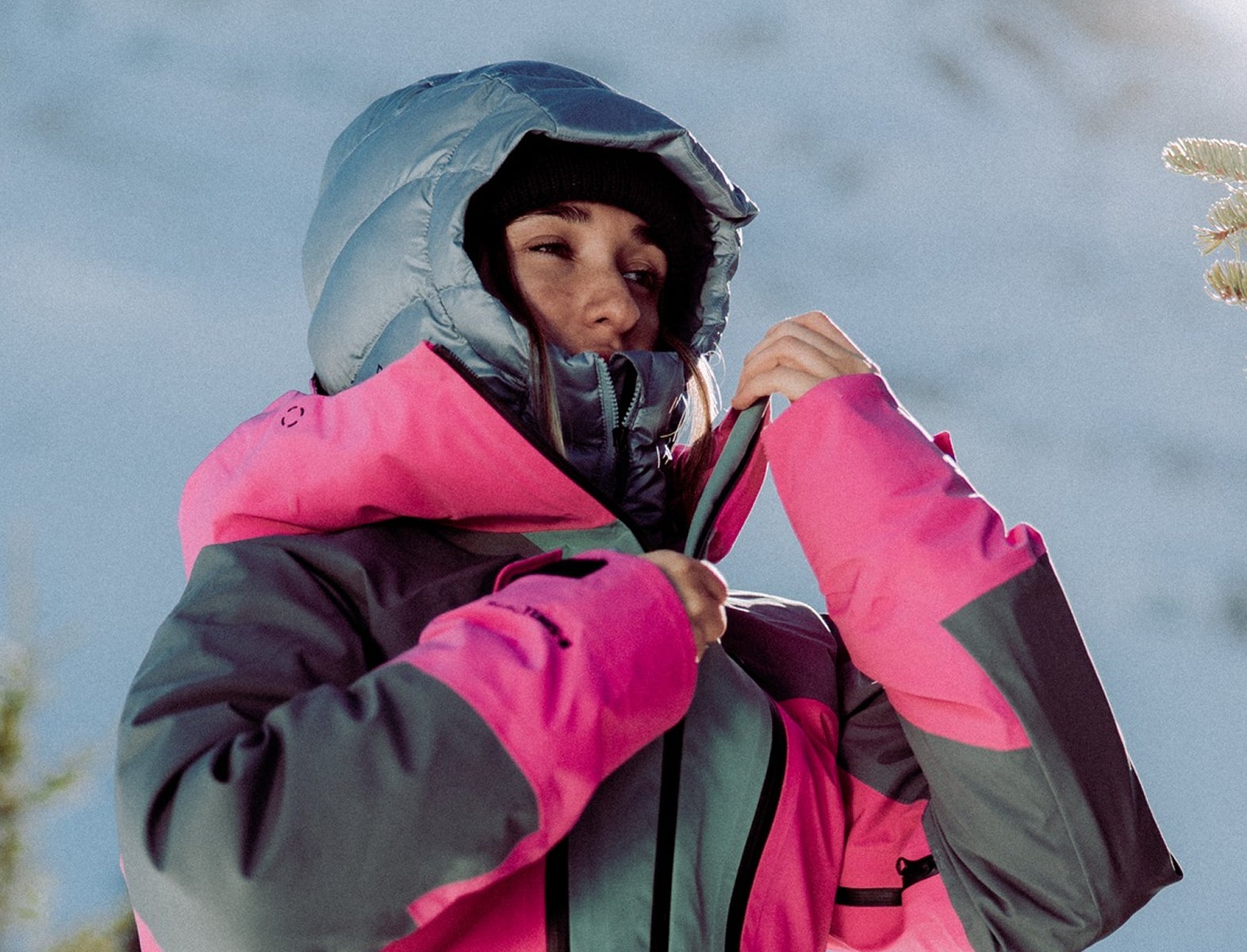 Nahaufnahme einer Person, die den Frontreißverschluss einer Rossignol Skijacke schließt und dabei technische Bergbekleidung sowie Wetterschutz in den Fokus rückt.