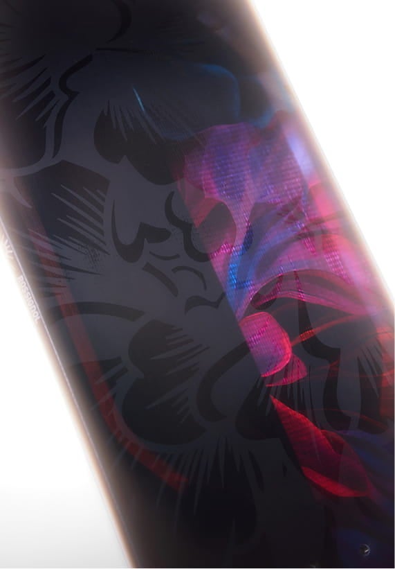 Gros plan sur le snowboard Rossignol After Hours avec détails graphiques bleus et rouges