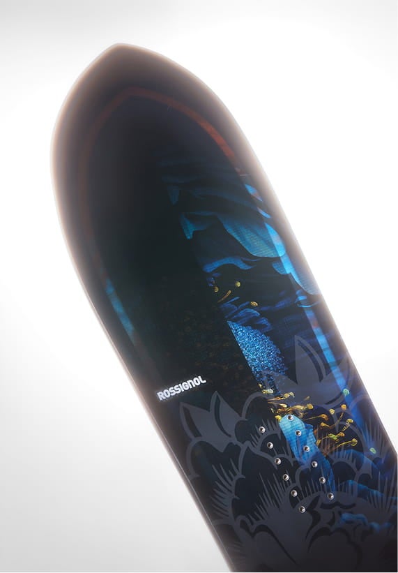 Snowboard Rossignol After Hours avec design graphique noir, bleu et rouge