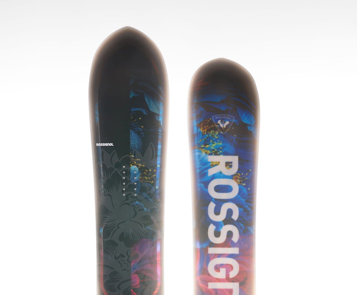 Snowboard Rossignol After Hours avec vue complète et gros plan sur les détails graphiques