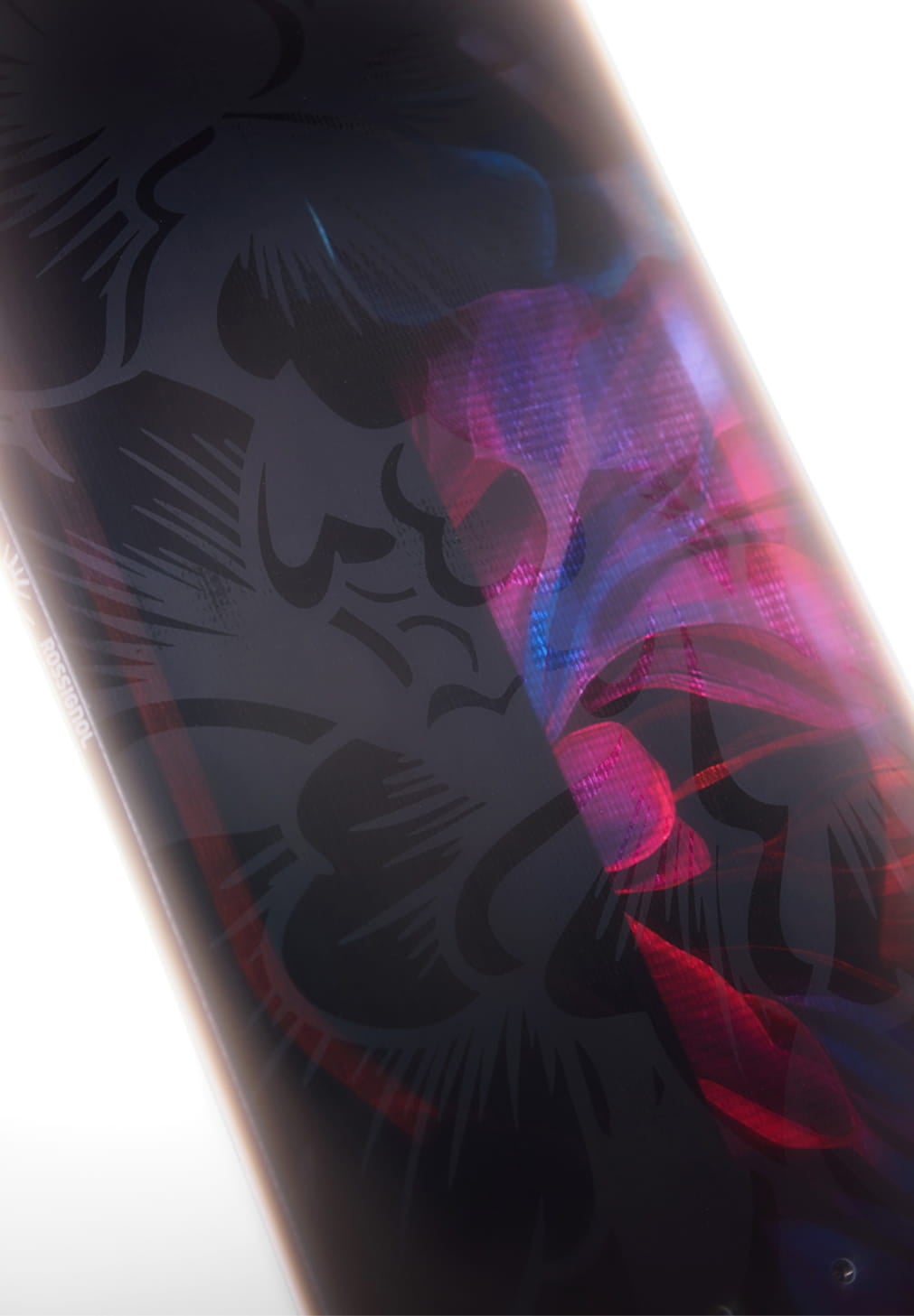 Gros plan sur le snowboard Rossignol After Hours avec détails graphiques bleus et rouges
