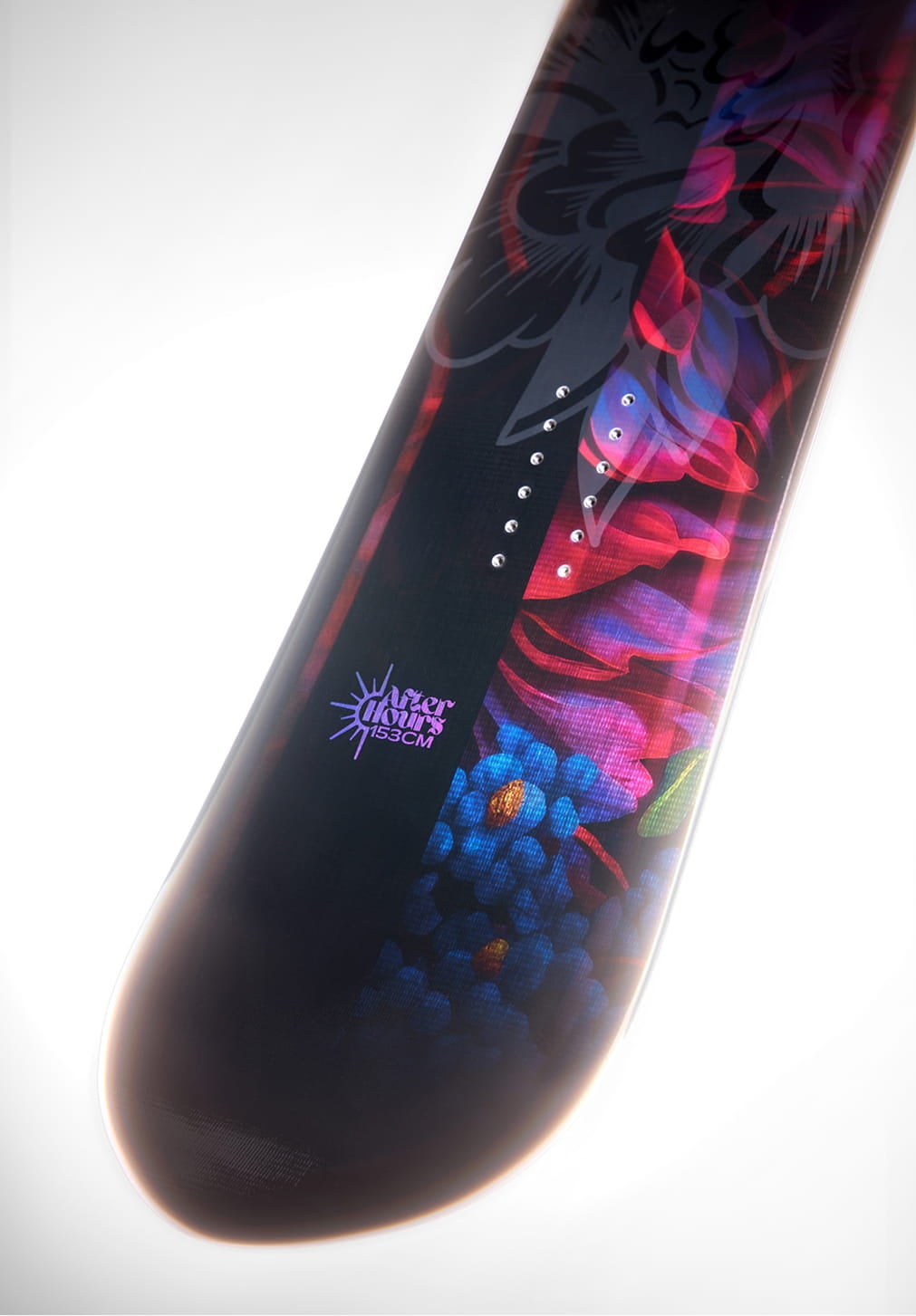 Spatule du snowboard Rossignol After Hours avec graphismes rouges, bleus et noirs