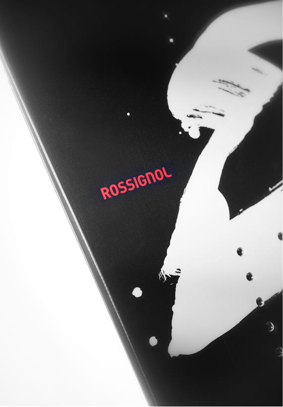 Gros plan sur le snowboard Rossignol WUJI avec logo Rossignol et graphismes noir et blanc