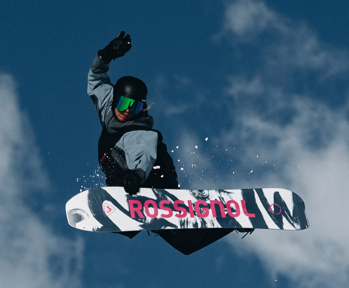 Snowboard all-mountain Rossignol WUJI en action et présenté dans un environnement montagneux enneigé