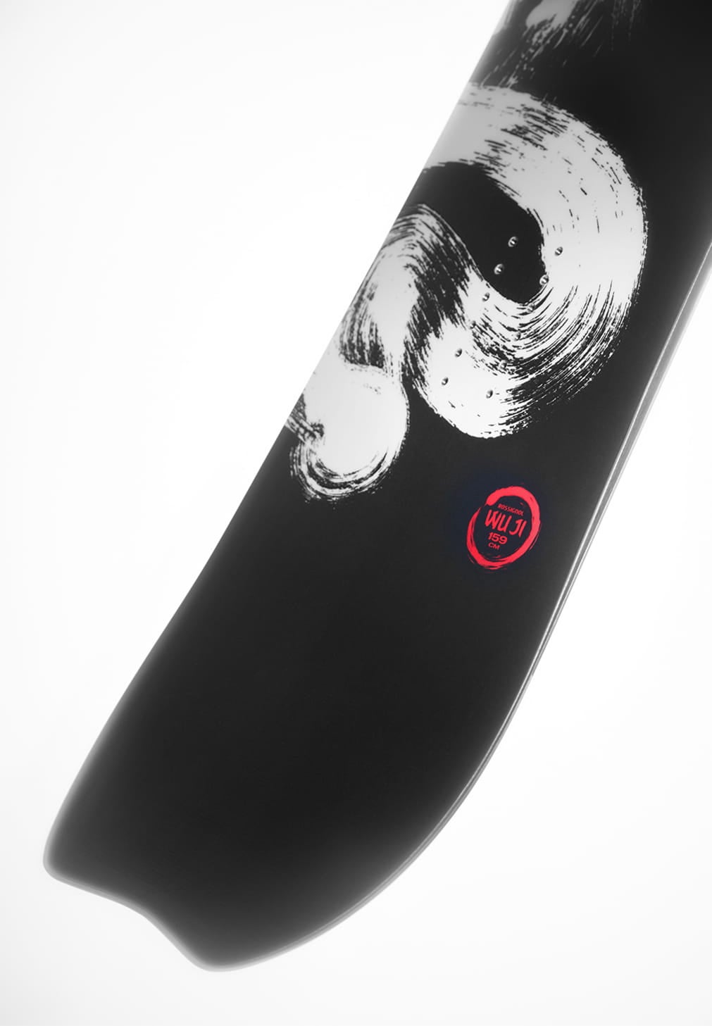 Gros plan sur le snowboard Rossignol WUJI avec logo Rossignol et graphismes noir et blanc
