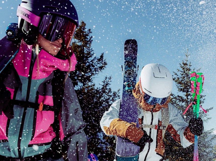 Casques de ski et équipements de protection Rossignol portés par des skieurs en montagne enneigée