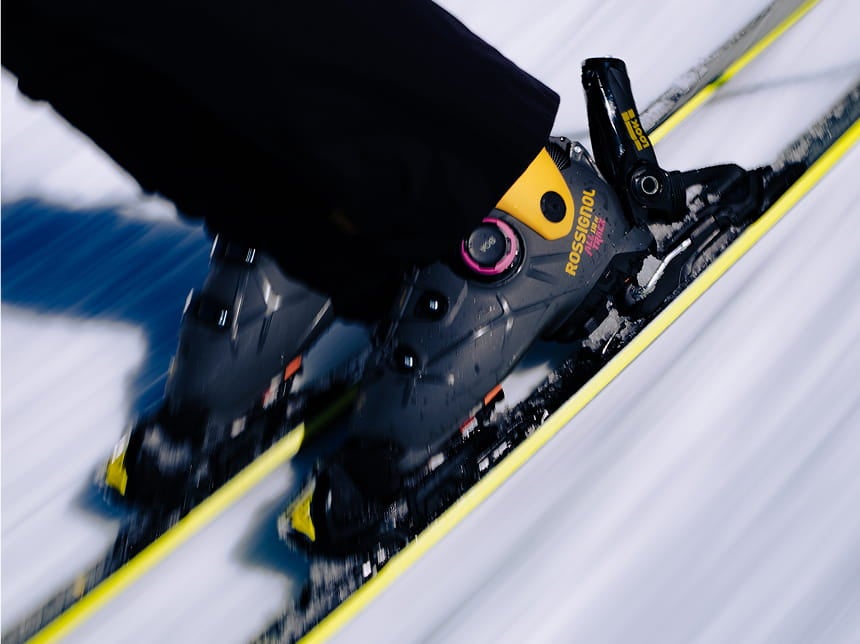 Fixations de ski alpin Rossignol montées sur les skis pour maintenir les chaussures, assurer le déclenchement et contrôler la glisse