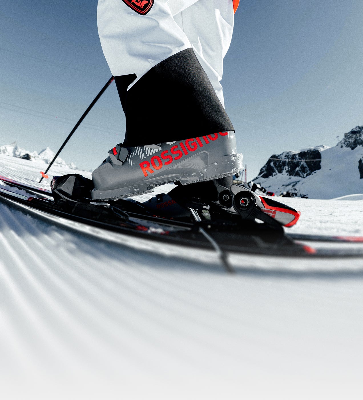 Nahaufnahme eines Rossignol Hero World Cup Skischuhs, der in einem Rennski eingerastet ist.