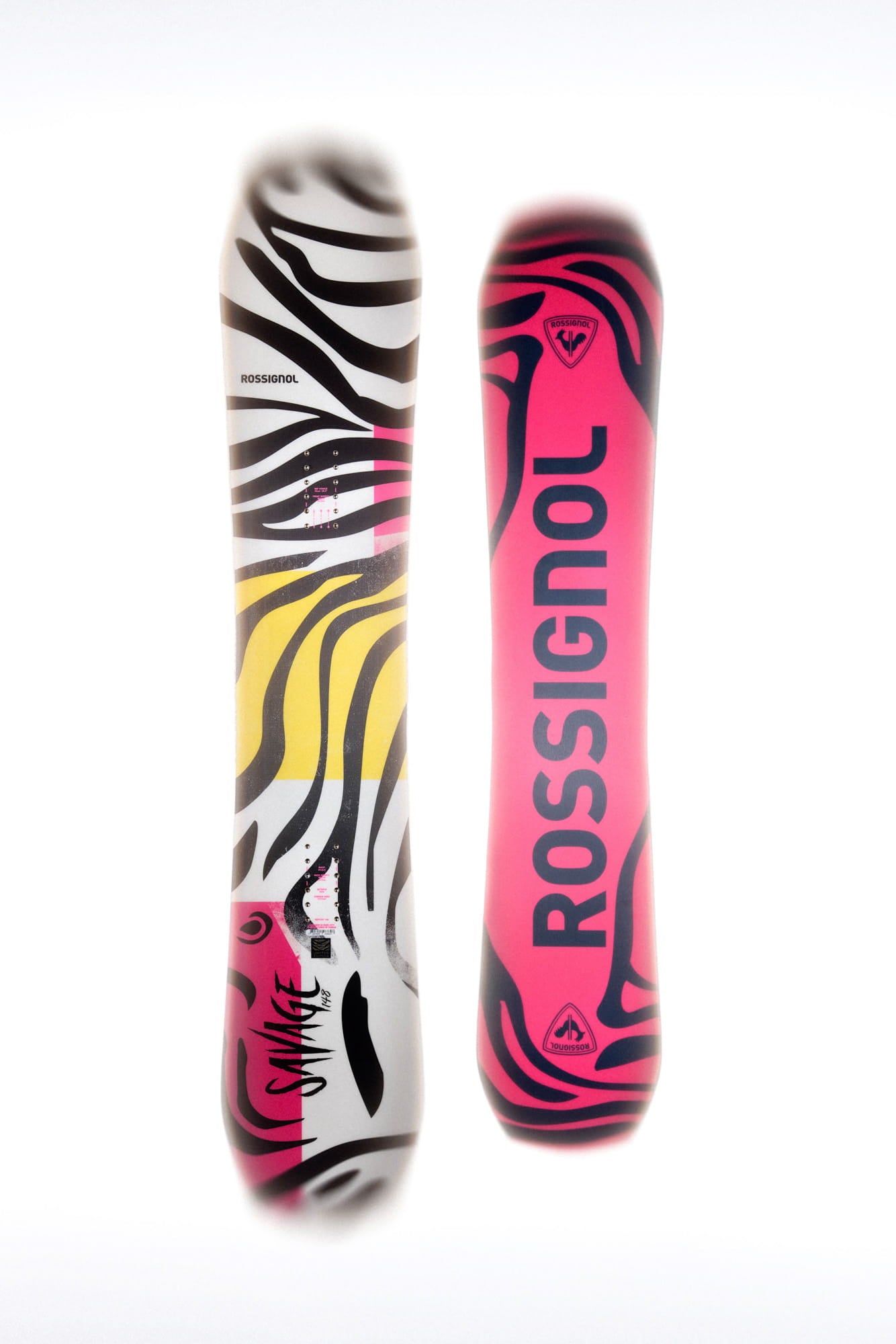 Vue de la semelle et du dessus d’un snowboard aux graphismes contrastés, avec un motif audacieux noir et blanc d’un côté et un design rose vif avec le logo Rossignol de l’autre, présenté sur fond blanc.