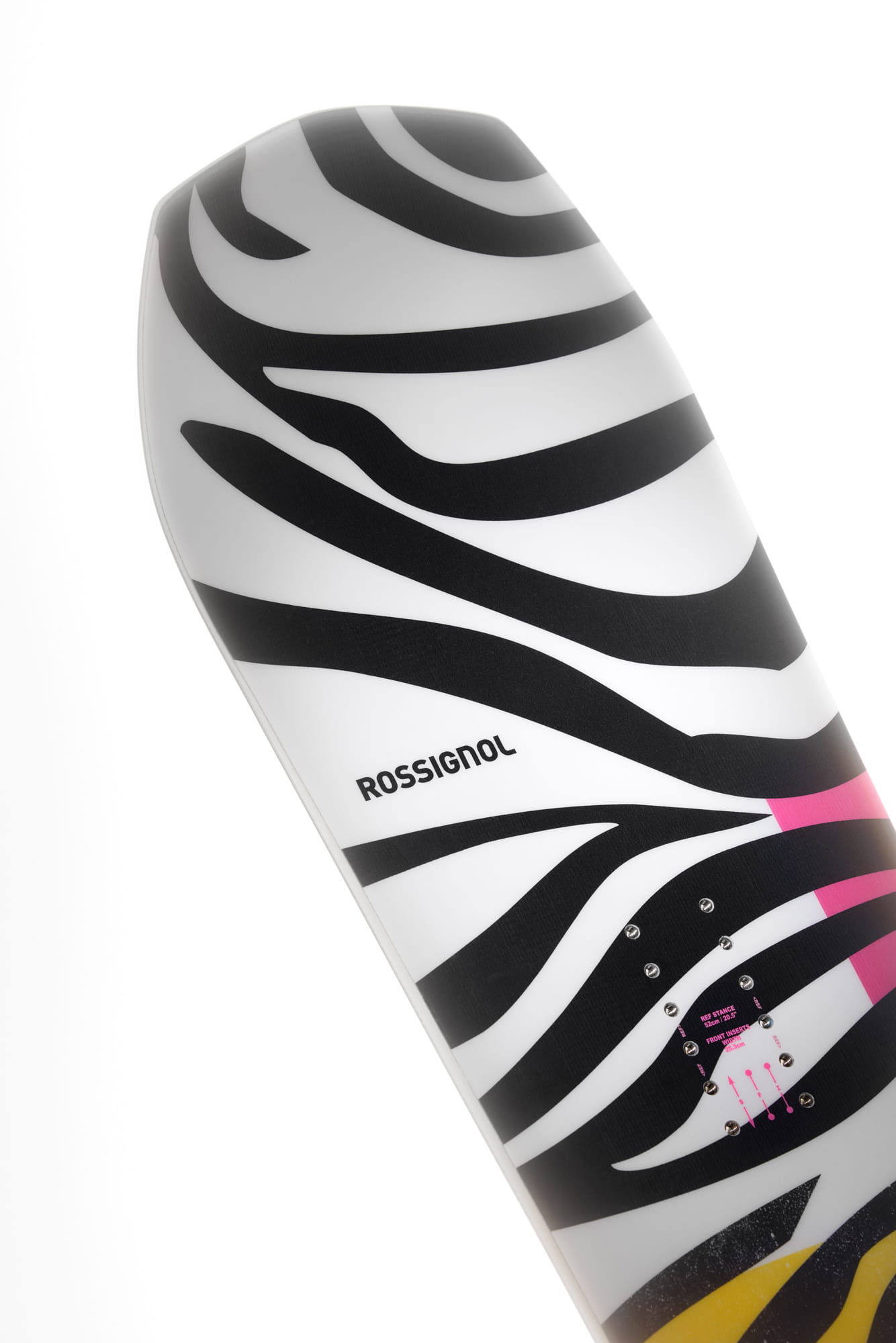 Gros plan d’un snowboard aux graphismes noirs et blancs audacieux avec le logo Rossignol, présenté sur fond blanc.